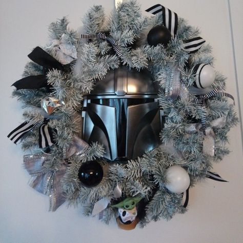 Christmas Tree Ideas Star Wars, Star Wars Christmas Wreath Diy, Starwars Christmas Decorations Outdoor, Starwars Christmas Tree Ideas, Star Wars Wreath Diy, Star Wars Xmas Tree, Star Wars Theme Christmas Tree, Star Wars Christmas Wreath, Star Wars Outdoor Christmas Decorations