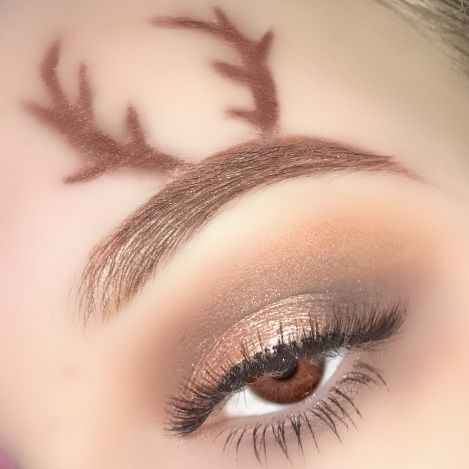 Makeup Looks Christmas Easy, Santa Hat Eye Makeup, Christmas Easy Makeup Look, X Mas Makeup Look, Christmas Makeup Brown Eyes, Easy Xmas Makeup, Basic Christmas Makeup, Christmas Make Up Looks Simple, Makeup Ideas For Christmas Party