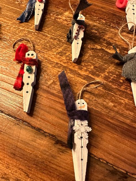 Crafts With Clothes Pins, Clothes Peg Crafts, Snowflake Clothespin, Clothes Pin Crafts For Adults, Clothes Pin Reindeer, Clothes Pins Crafts, Clothespin Stars, Clothespin Christmas Ornaments, Christmas Crafts Cards