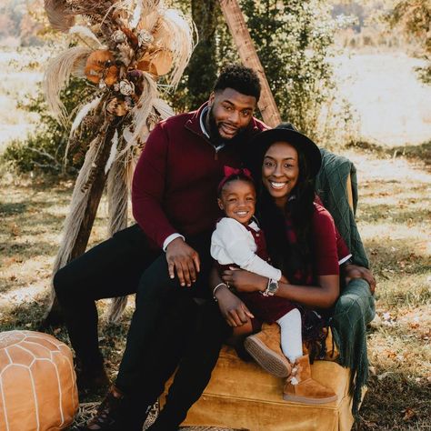 Fall or Holiday pictures Burgundy Christmas Outfit Family, Christmas Family Photoshoot Outdoor, Family Pictures Outside, Family Photo Aesthetic, Holiday Family Pictures, Stage Aesthetic, Winter Family Photoshoot, Family Outfit Inspiration, Family Photos Outfits