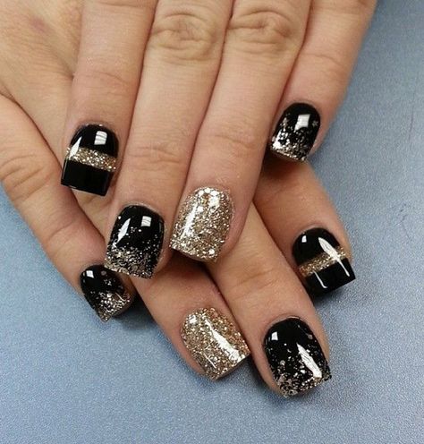 Classic black and gold ensemble for the winter season. You can never go wrong with this combination, adding gold glitter helps make the design truly stand out. Black And Gold Nail Designs, New Years Nail Art, Unghie Nail Art, Gold Nail Designs, Black Nail Art, Nail Colors Winter, Gold Nail, Super Nails, Winter Nail Art