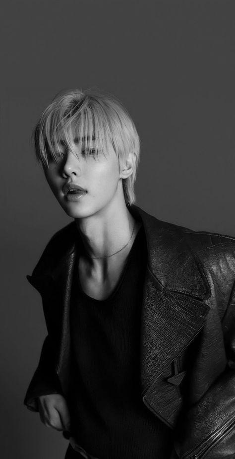 Sunghoon Black And White Wallpaper, Enhypen Black Wallpaper Ot7, Park Sunghoon Black And White, Sunghoon Wallpaper Black, Sunghoon Black Aesthetic, Sunghoon Black Hair, Sunghoon In Black, Enhypen Black Wallpaper, Sunghoon Black And White