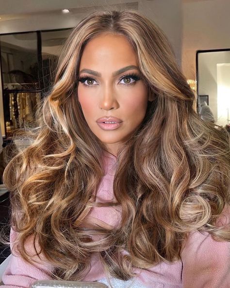 JLO Moves on Instagram: “This look 😍💖 . Follow @jlomoves for more JLO posts! . . . #jlo #jenniferlopez #jlovers #jlover #jlofans #2021 #hair #curls #hairstyle #pink” Jlo Dark Hair, Jlo Hair Color Caramel Balayage, Beyonce Hair Color Caramel, Jlo Hair Colors, Jennifer Lopez Hair Color, Jlo Hair, Jennifer Lopez Hair, Hair Color Caramel, Honey Hair