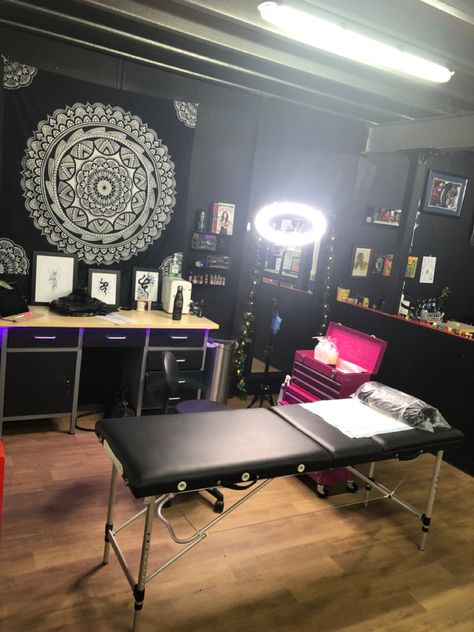 Tattoo Home Studio, Tattoo Set Up Station, Tattoo Booth Ideas, Tattoo Room Studio, Tattoo Studio Decoration Ideas, Home Tattoo Studio, Tattoo Room Ideas, Hypebeast Room Ideas, Tattoo Shop Interior