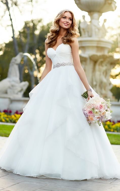 This Regency Organza designer ballgown from Stella York is the perfect combination of sophistication and sparkle with a figure-flattering fitted bodice and sweetheart neckline. White Tulle Wedding Dress, New Bridal Dresses, Wedding Gown A Line, Princess Ballgown, Bridal Dresses Vintage, Wedding Dresses Images, Stella York Wedding Dress, Dresses Princess, Bridal Ball Gown