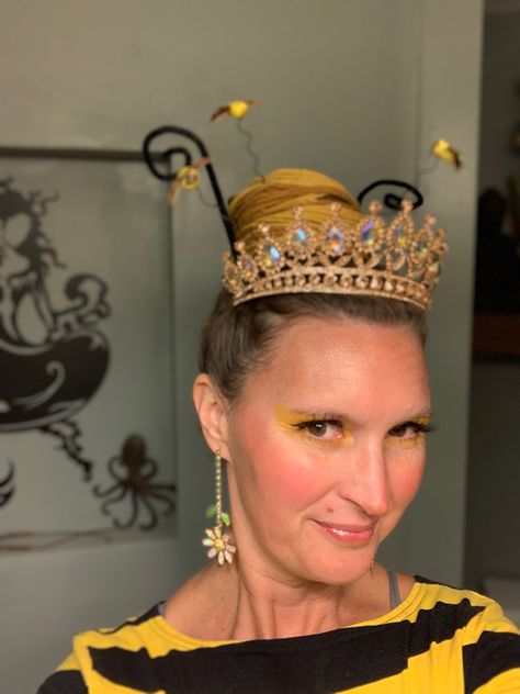 Bee Queen Costume, Diy Bee Costume Women, Queen Bee Costume Diy, Bee Headpiece, Queen Bee Makeup, Bee Costume Diy, 2023 Costumes, Queen Bee Costume, Mom Prom