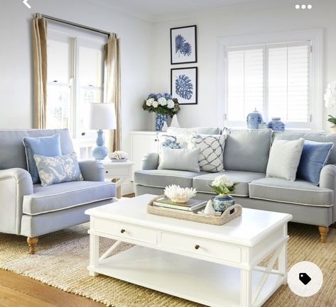 Hamptons House Interior, Hamptons Style Living Room, Hamptons Living Room, Blue Sofa Living, Blue And White Decor, Blue And White Living Room, Coastal Living Rooms, Coastal Living Room, White Living Room