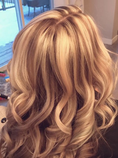 Blocky Blonde Highlights, Highlights For Dark Blonde Hair Summer, Strawberry Blonde Hair With Chunky Highlights, Thick Caramel Highlights, Blonde Thick Highlights, Blonde Chunky Highlights On Blonde Hair, Blonde Hair With Chunky Highlights, Warm Blonde Highlights On Dark Hair, Blond Chunky Highlights