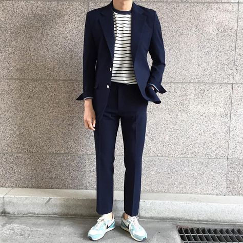 Navy Suit Outfit Cowok, Minimalist Fashion Men, Mens Trendy Outfits, Mens Fashion Streetwear, Urban Dresses, Stylish Mens Outfits, Men Fashion Casual Outfits, Streetwear Men Outfits, Mens Casual Outfits