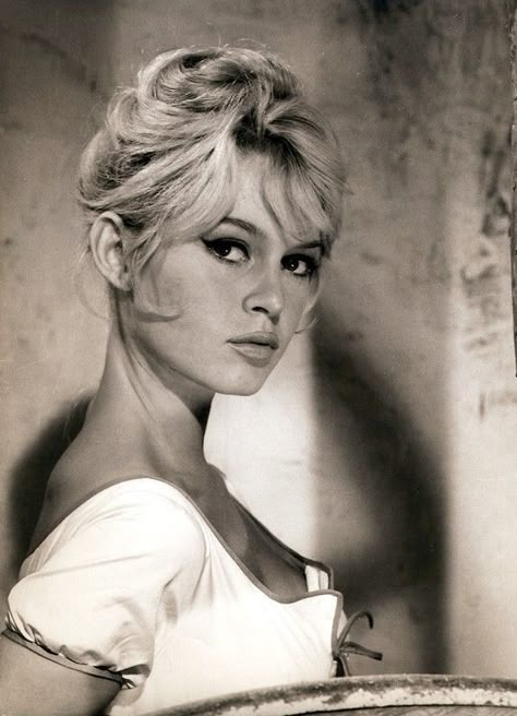 Bardot Makeup, Vintage Hairstyles For Long Hair, Bardot Hair, Bridgette Bardot, Bridget Bardot, Priscilla Presley, Celebrity Travel, Shooting Photo, Sophia Loren