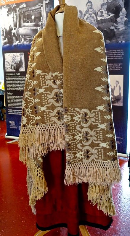 Galway Shawl Patterns, Irish Culture Clothing, Irish Clothes Traditional, Irish Folk Costume, Irish Shawl, Galway Shawl, Irish Traditional Clothing, Historical Irish Clothing, Traditional Irish Clothing