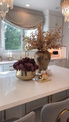 Island Styling, Flower Vase Ideas, Island Decor Ideas, Luxury Chair Design, Kitchen Island Decor Ideas, Glam Kitchen Decor, Farah Merhi, Decoration Buffet, Modern Flower Vase