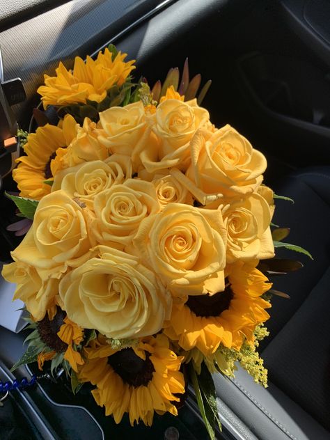 deebgfx🌿 on Twitter: "gone do whatever to keep me happy🥺… " Sunflowers And Roses Aesthetic, Bouquet Sunflower Aesthetic, Flowers Yellow Roses, Aesthetic Yellow Roses, Love Rose Flower, Boquette Flowers, Blue Orchids, Flowers Bouquet Gift, Flower Therapy