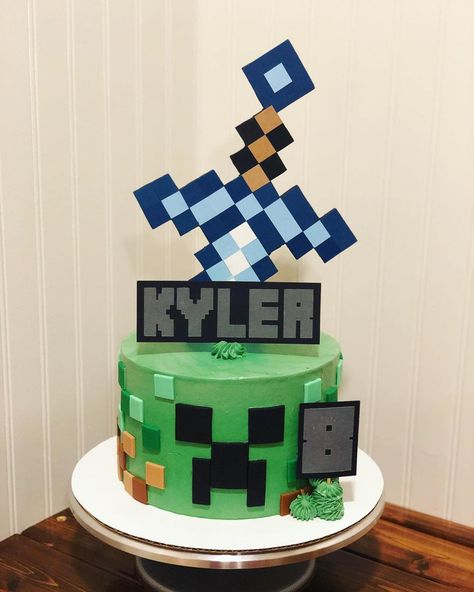 30 Minecraft cake ideas - A Pretty Celebration Minecraft Round Cake, Creeper Birthday Cake, Creeper Cake Minecraft, Creeper Minecraft Cake, Minecraft Cake Creeper, Diy Minecraft Cake, Minecraft Cake Topper, Minecraft Cake Ideas, Amazing Cake Ideas