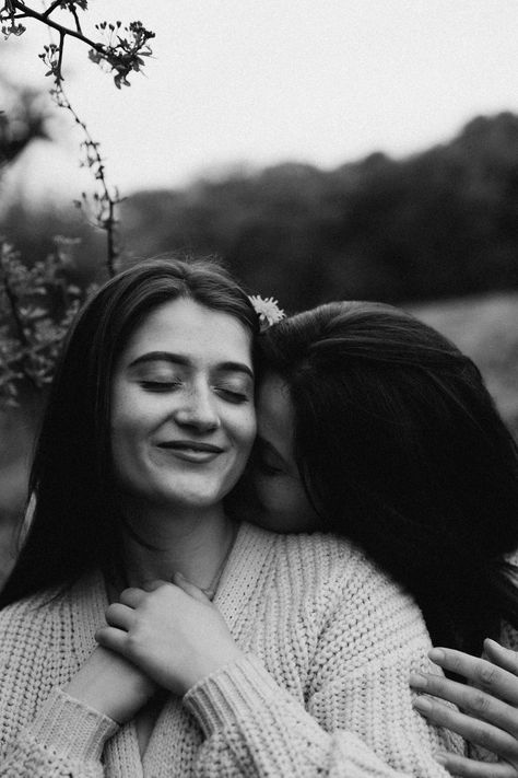 Mother And Daughter Bond Aesthetic, Teenage Daughter And Mom Aesthetic, Mom Teenage Daughter Photoshoot, Mother And Teen Daughter Aesthetic, Mom And Teen Daughter Aesthetic, Mom And Daughter Photo Ideas Older, Mom And Teen Daughter, Offer Ads, Mother And Daughter Photoshoot