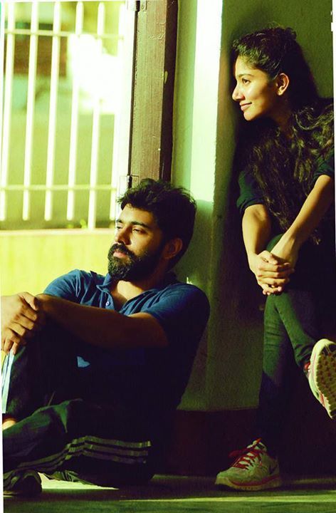 Premam Movie, Nivin Pauly, Cute Movie Scenes, Sai Pallavi, Romantic Couple Images, Malayalam Movie, Love Couple Images, Movie Pic, Romantic Couples Photography