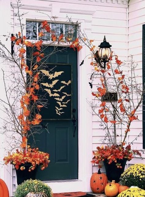 Tree Branch Halloween Decor, Fall Mums Porch, Mums Porch, Halloween Entrance, Porch Trees, Tree Branch Decor, Fall Mums, Casa Halloween, Random Crafts