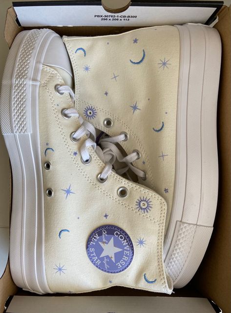 Stars Converse, Cute Converse Shoes, Converse Aesthetic, Embroidered Converse, Cute Converse, Star Converse, Dr Shoes, Preppy Shoes, Cute Sneakers