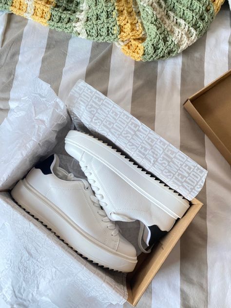 Steve Madden White Sneakers, Fall Footwear, Steve Madden Sneakers, Steve Madden Store, Sneakers For Women, Contrast Collar, Sneakers Outfit, Fall Shoes, Classic Sneakers