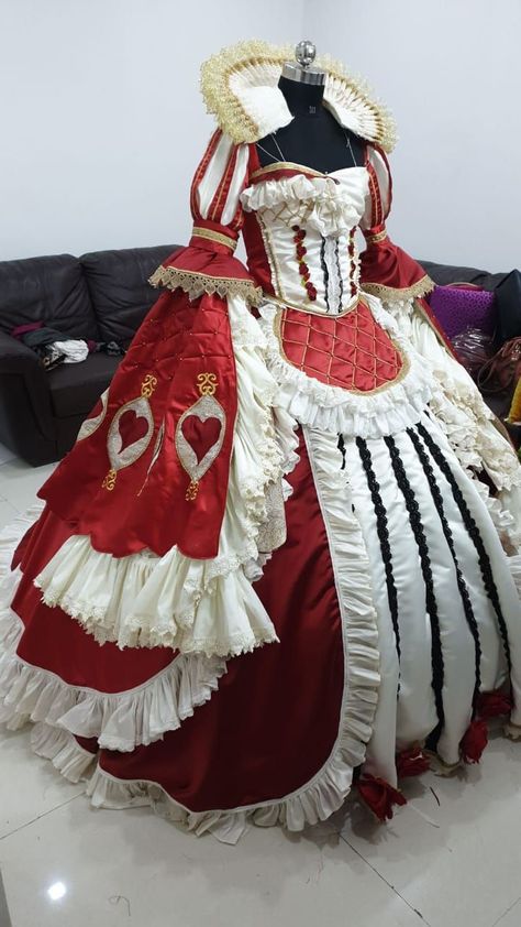 Queen Of Hearts Haute Couture, Queen Of Hearts Ball Gown, Queen Of Hearts Doll, Queen Of Hearts Quinceanera Dress, Queen Of Hearts Outfit Ideas Modern, Queen Of Hearts Costume Aesthetic, Alice In Wonderland Queen Of Hearts, Sakizou Cosplay, Queen Of Hearts Outfit Ideas