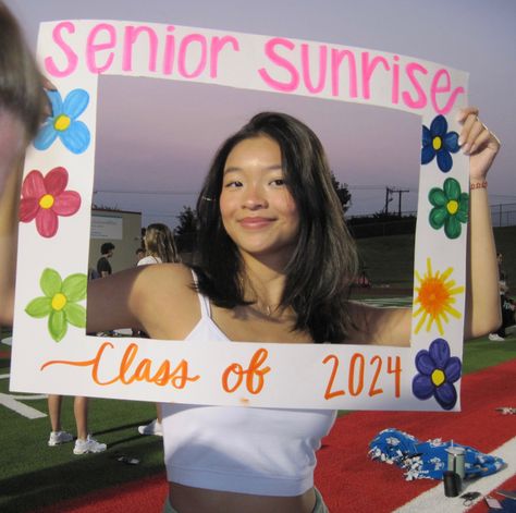 Senior Photo Frame Ideas, Senior Picture Frame, Senior Sunrise Glasses, Senior Crafts Ideas, Senior Sunrise Frame Ideas, Senior Sunrise Photo Frame, Senior Events High School Ideas, Senior Send Off Ideas, Senior Sunrise Banner