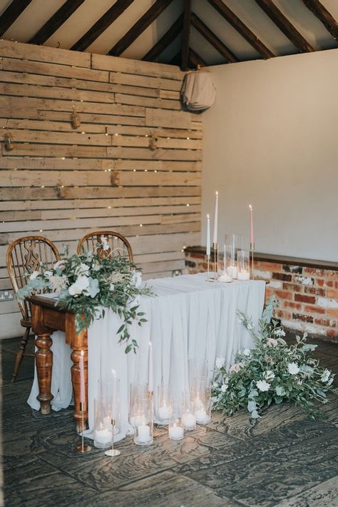 Signing Table Wedding Ceremony Decor, Wedding Ceremony Table Flowers, Wedding Ceremony Table Decorations, Ceremony Table Flowers, Wedding Head Table Ideas Simple, Simple Sweetheart Table Wedding, Wedding Ceremony Signing Table, Ceremony Table Decorations, Couples Wedding Table