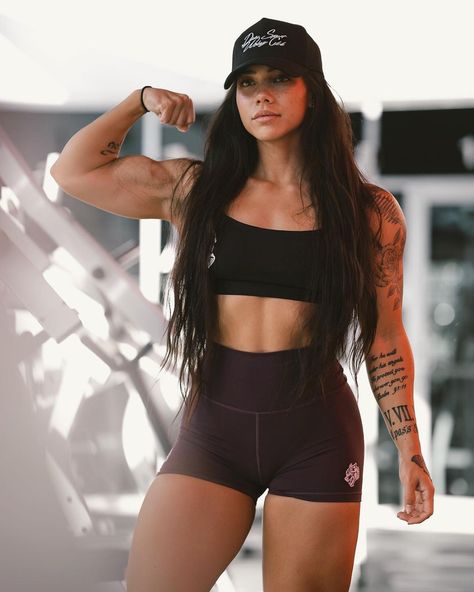 Julia Rene Bodybuilding, Muscle Tattoos Women, Strong Girl Aesthetic Muscle, Physically Strong Women Aesthetic, Women With Muscles Aesthetic, Strong Woman Aesthetic Fitness, Gabby Fortune, Muscular Woman Aesthetic, Muscle Mami