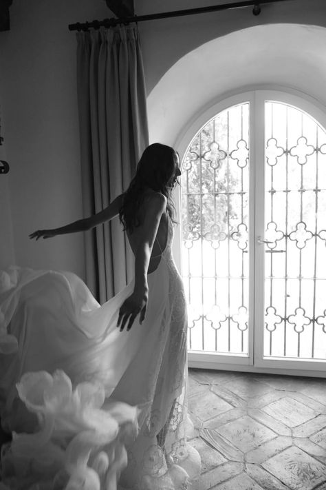 Nora Attal organized her dream wedding in Spain, complete with a sexy Lanvin dress | Vogue France Lanvin Wedding Dress, Lanvin Dress, Art Gallery Wedding, Second Wedding Dresses, Romantic Wedding Ceremony, Curated Wedding, Wedding Spain, Spanish Wedding, Romantic Photos Couples