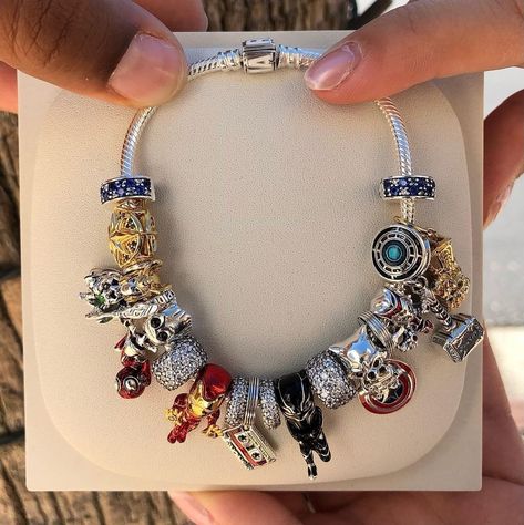 Avengers Pandora Bracelet, Pandora Charm Bracelet Marvel, Marvel Pandora Bracelet, Things To Put On Your Christmas List, Pandora Marvel, Marvel Gift, Marvel Accessories, Marvel Jewelry, Pandora Bracelet Charms Ideas