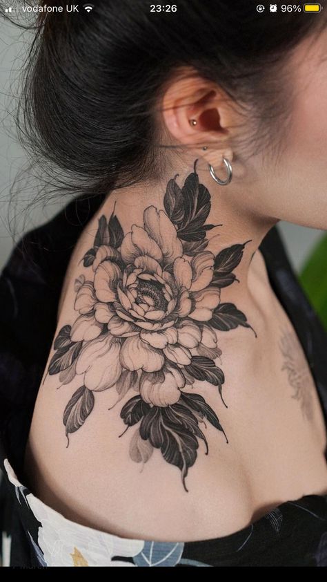 Dark Tattoo Ideas, Floral Back Tattoos, Backpiece Tattoo, Tattoo Neck, Woman Flower, Flower Tattoo Back, Back Of Shoulder Tattoo, Neck Tattoos, Back Tattoo Women