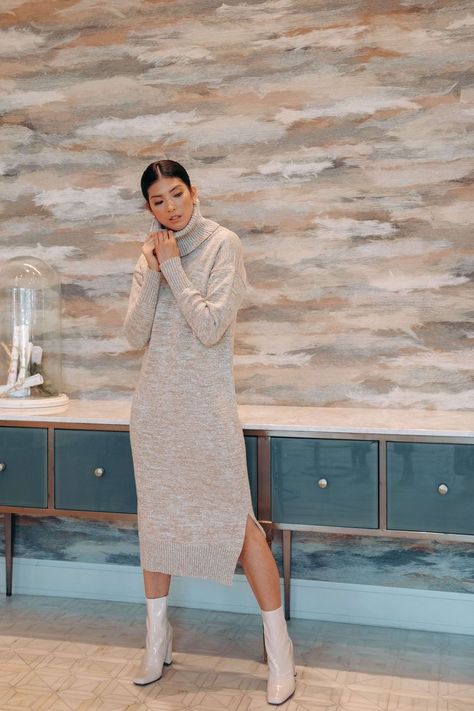 Winter Sweaters For Women 2022, Cashmere Dress Outfit, Knitted Midi Dress Outfits, Beige Sweater Dress Outfit, Wool Dress Outfit, Knit Dress Outfit Winter, Midi Sweater Dress Outfit, Turtleneck Sweater Dress Outfit, Turtleneck Dress Outfit