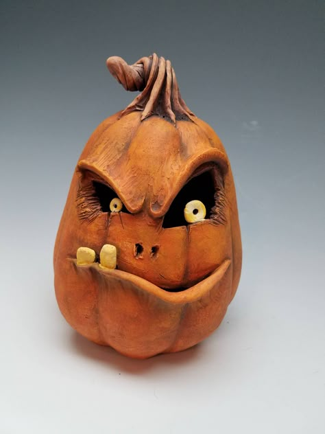 Pumpkin Sculpture Clay, Halloween Sculptures Polymer Clay, Ceramic Jack O Lantern, Fall Ceramic Ideas, Clay Scarecrow, Painting Ideas Pottery, Pottery Pumpkins, Pottery Halloween, Fall Pottery