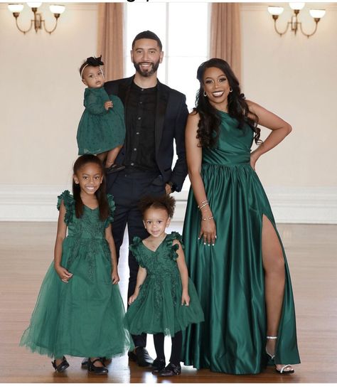 Green Christmas Outfit, Family Holiday Pictures, Creative Photography Poses, Christmas Pictures Outfits, Black Motherhood, Mini Outfit, Perfect Live, Holiday Photoshoot, Family Christmas Pictures