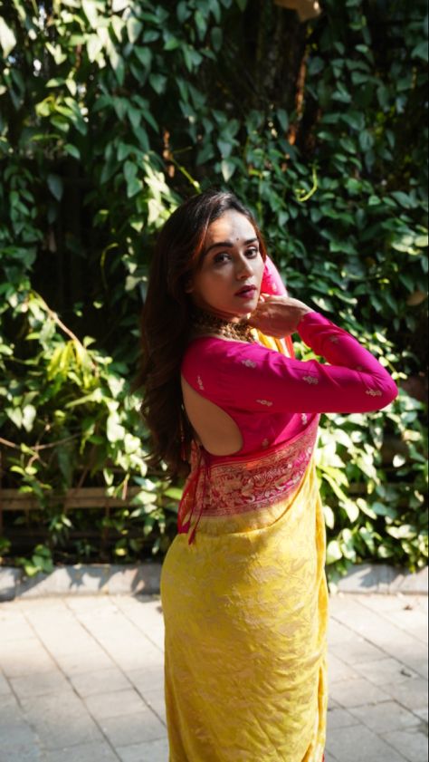 Pink And Yellow Saree Blouse, Amruta Khanvilkar Saree, Full Hand Blouse Designs For Saree, Haldi Saree Look, Pink Blouse Designs For Saree Silk, Yellow Saree With Contrast Blouse, Yellow Bandhani Saree, Contrast Saree, Amruta Khanvilkar