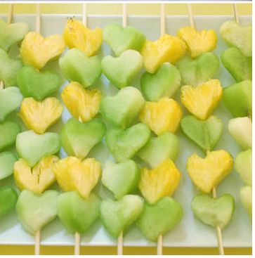 fruit heart skewers, yellow  pineapple and green honeydew Fruit Kabobs Kids, Fruit Platter Ideas Party, Green Desserts, Kabob Skewers, Fruit Skewers, Fruit Kabobs, Bridal Shower Cookies, Bridal Shower Food, New Fruit