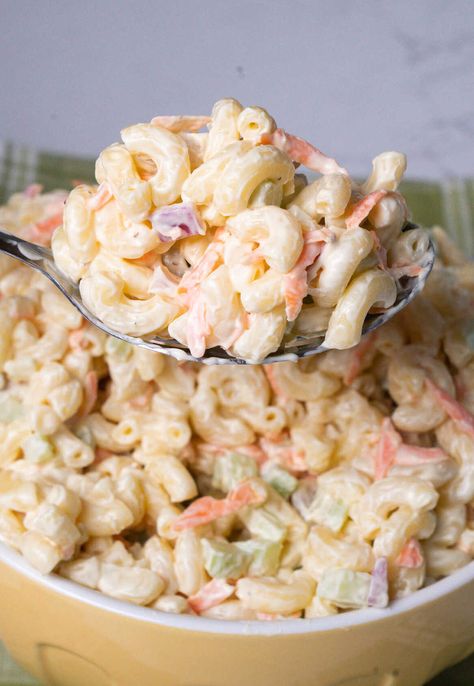 Classic Macaroni Salad Recipe, Salad Dressing Recipes Vinaigrette, Creamy Macaroni Salad, Classic Macaroni Salad, 12 Tomatoes Recipes, Cooking Panda, Macaroni Salad Recipe, Southern Dishes, Classic Recipes