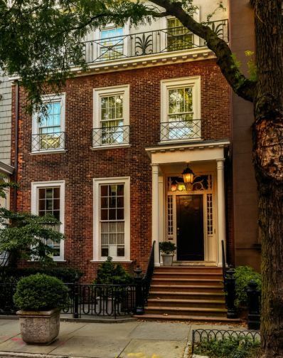 Cozy Apartment Exterior, Nyc Townhouse Aesthetic, Dream House London, Cute Apartment Building, Brownstone Windows, Town Home Interior, Condos Exterior, Townhome Aesthetic, Brownstone Aesthetic