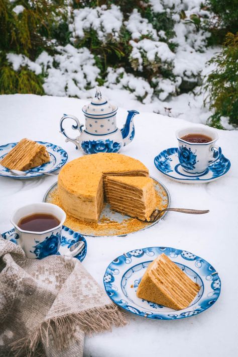 Vegan Russian Food, Honey Cake Aesthetic, Russian Food Aethstetic, Russian Meals, Russian Food Recipes, Russian Honey Cake Recipe, Russian Dinner, Medovik Cake, Russian Sweets