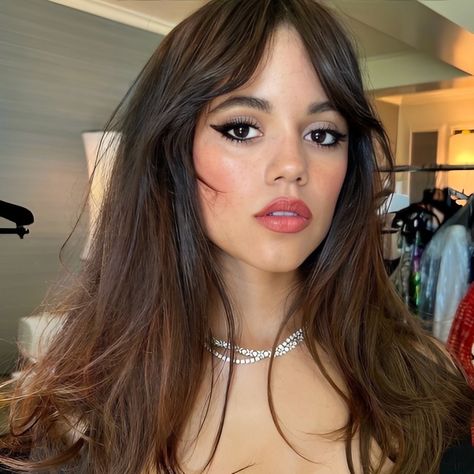 Eyebrow Slits, Show Makeup, The Glow Up, Most Beautiful Eyes, Natural Wavy Hair, Make Up Inspo, Haircuts For Medium Hair, Model Face, Jenna Ortega