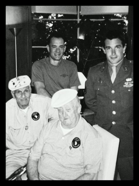 This is gold! Bill Guernere and Babe Heffron with Frank John Hughes and Tom Hanks Frank John Hughes, Bill Guarnere, Combat Photography, Wwii Paratroopers, Matthew Settle, 101 Airborne, Selfless Service, Easy Company, We Happy Few