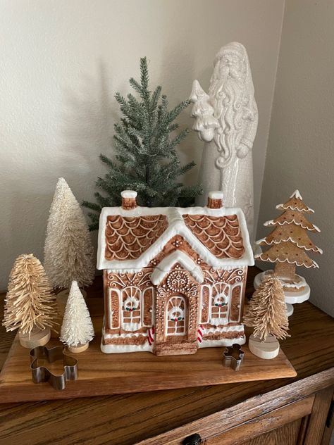 Classy Gingerbread Decorations, Elegant Gingerbread Decor, Christmas Boho Decor Ideas, Neutral Gingerbread Decor, Gingerbread Fireplace, Gingerbread House Inspo, Gingerbread House Aesthetic, Gingerbread Themed Christmas, White Gingerbread