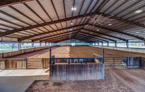 Indoor Round Pen, Covered Arena Ideas, Roping Arena Ideas, Roping Arena, Show Cattle Barn, Covered Arena, Dream Barn Stables, Dream Ranch, Barn Layout