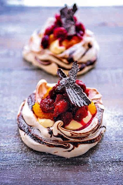 -Mini Cranberry, Orange and Chocolate Pavlovas. Chocolate Pavlova, Orange And Chocolate, Patisserie Fine, Pavlova Recipe, Think Food, Cranberry Orange, Sugar Rush, Eat Dessert, Mini Desserts