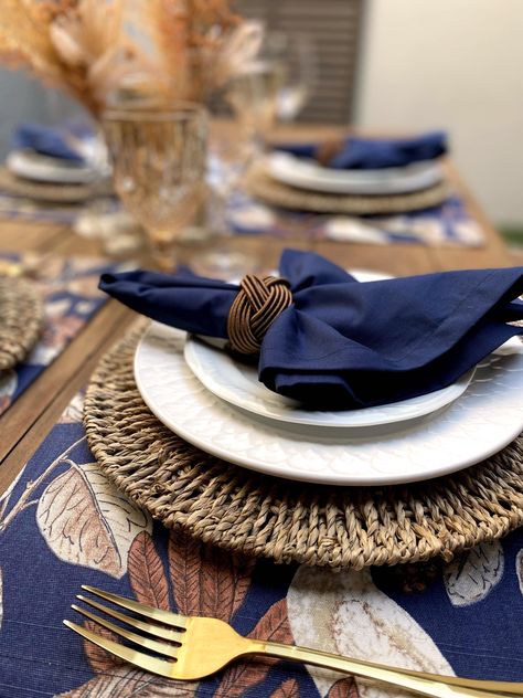 With our Dark Blue and Brown Table Setting Kit, you can create a beautiful table effortlessly, as our kit comes complete with placemats, napkins, and napkin rings perfectly coordinated for setting the table. Get ready to receive plenty of compliments! You only need to choose the number of settings you'll need. We offer sets for 4 to 12 places, or you can also purchase the items individually. Our kits can also be the perfect gift! Visiting someone? Be an excellent guest and gift your host. Need a present for your mother-in-law? This kit will surely make her excited to welcome you. A friend's birthday? How about a table setting kit to create more memorable gatherings? Mother's Day? She'll love this gift! Christmas? Absolutely! This is the ideal gift that delights the eyes and warms the heart Navy Blue And Gold Place Setting, Thanksgiving Table Settings Blue, Casual Table Settings Everyday, Brown Table Setting, Blue Christmas Table Setting, Blue Thanksgiving Table, Friendsgiving Table Setting, Blue Thanksgiving, Blue Table Settings