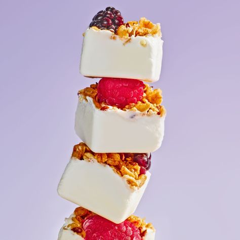 These mini yogurt parfaits are frozen to create a cool, sweet treat. Healthy Snacka, Frozen Parfait, Summer Snack Recipes, Heart Healthy Snacks, Chocolate Greek Yogurt, Frozen Yogurt Bark, Yogurt Parfaits, Yogurt Bark, 100 Calorie