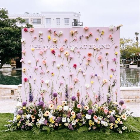 New Floral Backdrop for Birthdays, Anniversary, Roka, Engagement & Baby Showers Book Now : @decorty.in (9953805827) #floralbackdrop #flower #floralbackdrops #flowerbackdrops #backdrop #rosebackdrop Baby Shower Backdrop With Flowers, Flower Photo Backdrop Ideas, Floral Step And Repeat, Backdrop Set Up, Birthday Picture Wall Photo Backdrops, Chiara Backdrop With Flowers, Birthday Flowers Decorations, Stage Decorations Flowers, Garden Birthday Backdrop