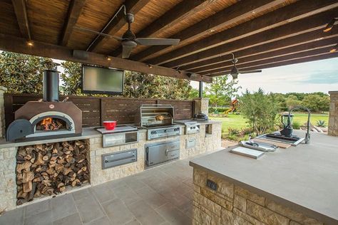 Design Per Patio, Model Dapur, Outdoor Cooking Spaces, Outdoor Kitchen Countertops, Modern Outdoor Kitchen, Outdoor Kitchen Appliances, Backyard Pavilion, Outdoor Kitchen Design Layout, Backyard Kitchen