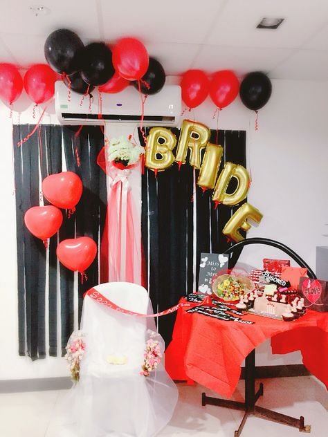 Black And Red Bachelorette Party, Black Bachelorette Party, Shower Aesthetic, Gold Bachelorette Party, Modern Bridal Shower, Bachelorette Themes, Wedding Red, Gold Bridal Showers, Black Bridal