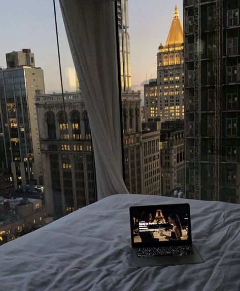 🦂 on Twitter: "needed… " Apartamento New York, Apartment View, Nyc Aesthetic, Nyc Life, New York Aesthetic, New York Life, City Vibe, New York Apartment, Foto Poses