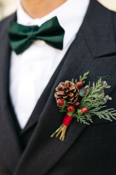 Christmas Wedding Suit, Christmas Wedding Boutonniere, Christmas Groomsmen Attire, Christmas Wedding Groomsmen, Christmas Wedding Suits, Christmas Boutonniere, Winter Wedding Groom, Green And Burgundy Wedding, Winter Boutonniere